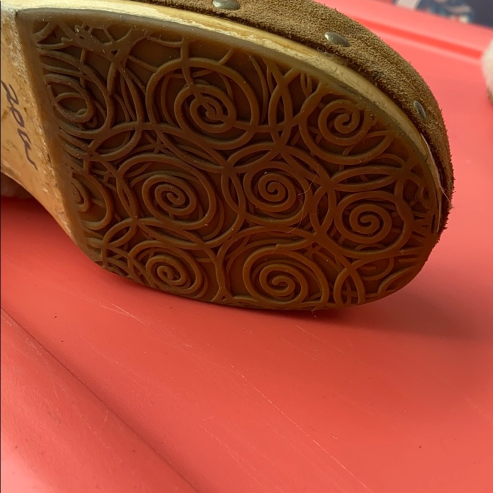 Ugg’s Clogs - image 3